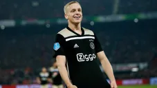 Donny van de Beek celebra un tanto con el Ajax