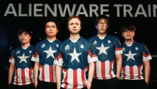 El equipo de League of Legends, con el jersey inspirado en el Capitán América