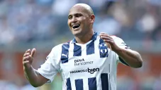 Chupete Suazo en un partido con Rayados
