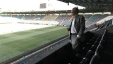José Luis Trejo observa la cancha del Estadio Helmántico