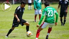 Jugadores disputan la esférica durante un duelo