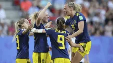 Jugadoras de Suecia festejan un gol frente a Alemania