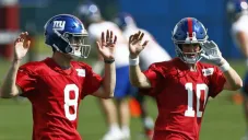 Daniel Jones y Eli Manning en práctica de los Giants