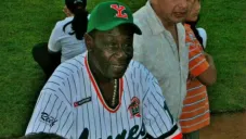 Leonel Aldama Rossell, en un evento con Leones de Yucatán