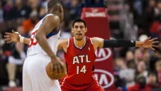 Ayón, durante un partido con los Hawks