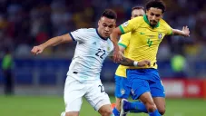 Lautaro y Marquinhos pelean el balón en la Semifinales