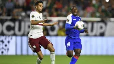 Diego Reyes pelea el balón contra Jonel Desire en Copa Oro