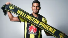 Ulises Dávila con la playera y la bufanda del Wellington Phoenix