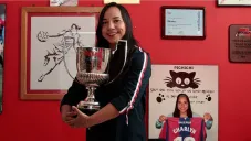 Charlyn Corral muestra el Pichichi que ganó con Levante