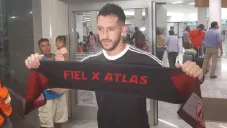 Camilo Vargas, posa en su llegada a Guadalajara