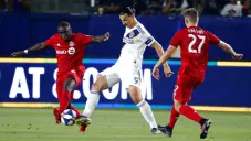 Zlatan intenta quitarle el balón a un rival en partido de la MLS
