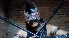 Anarquía Punk posa con su equipamiento de lucha libre