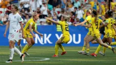 Jugadoras de Suecia festejan gol ante Inglaterra