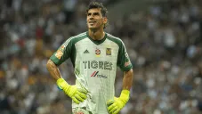 Nahuel Guzmán mira a la tribuna en juego de Tigres