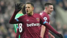 Chicharito festeja un gol con el West Ham