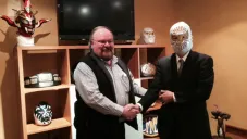 Lutteroth obsequia la máscara de Místico al Embajador de Japón