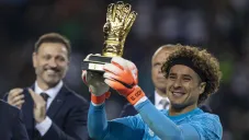 Guillermo Ochoa presume el Guante de Oro en Copa Oro