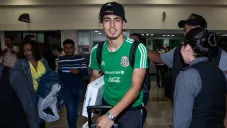 Érick Gutiérrez a su llegada al aeropuerto de la Ciudad de México