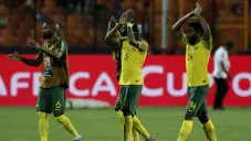 Jugadores de Sudáfrica aplauden tras vencer a Egipto