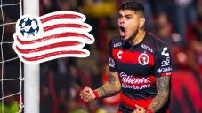 Gustavo Bou festeja un gol con Xolos