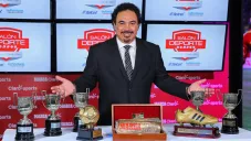 Hugo Sánchez, con algunos de sus trofeos que ganó en España