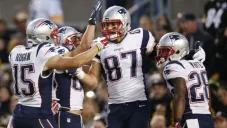 Gronkowski es felicitado en un juego de New England