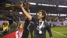 Rodolfo Pizarro levanta trofeo de la Copa Oro