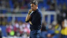 Míchel González observa el duelo de Pumas vs Celaya