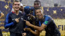 Griemzmann, Kylian y Pogba tras ganar la Copa del Mundo en 2018