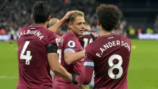 Javier Hernández festeja una anotación junto a Fabián Balbuena y Felipe Anderson