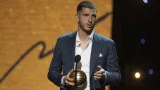 Guido Rodríguez recibe el premio a Jugador del Año