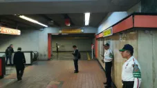 Policías resguardan las instalaciones del Metro de la CDMX
