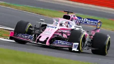 Sergio Pérez en su monoplaza en Inglaterra