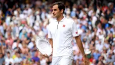 Roger Federer, con su trofeo de segundo lugar de Wimbledon