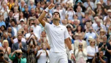 Novak Djokovic celebra luego de vencer a Roger Federer
