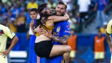 Aficionada abraza a Gignac durante el Campeón de Campeones