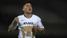 Juan Manuel Iturbe celebra una anotación con Pumas