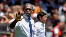 Clarence Seedorf mientras dirigía un partido