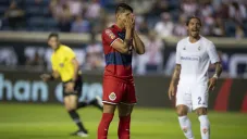 Alan Pulido en lamento tras fallar un penalti ante la Fiorentina