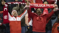 Aficionados del Toluca apoyan durante partido