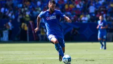 Édgar Méndez conduce el esférico en un duelo con Cruz Azul
