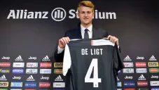 Matthijs De Ligt posa con la camiseta de la Juventus