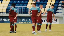 Jugadores del West Ham se lamentan tras perder vs Newcastle