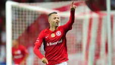 Nicolás López celebra una anotación con el Internacional