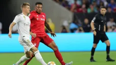 Tony Kroos toca el balón contra Bayern