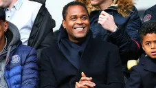 Patrick Kluivert, sonríe desde las gradas del estadio
