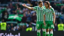 Andrés Guardado y Diego Lainez durante un partido con el Betis