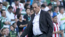 Tomás Boy, cabizbajo en el encuentro contra Santos