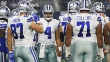 Prescott da indicaciones a sus jugadores en un partido de Dallas