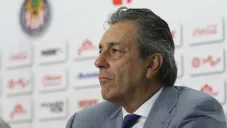Tomás Boy en una conferencia de prensa de Chivas